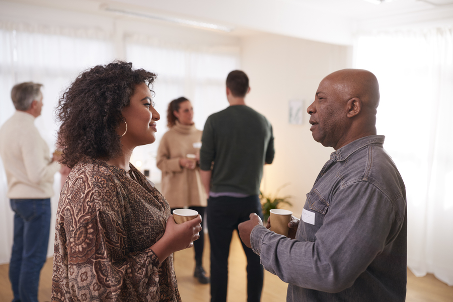 Man en vrouw drinken koffie Man en vrouw drinken koffie